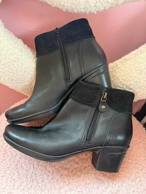 Clarks Collection Black Leather Ankle Booties Side Zip Comfort Boots Size 8